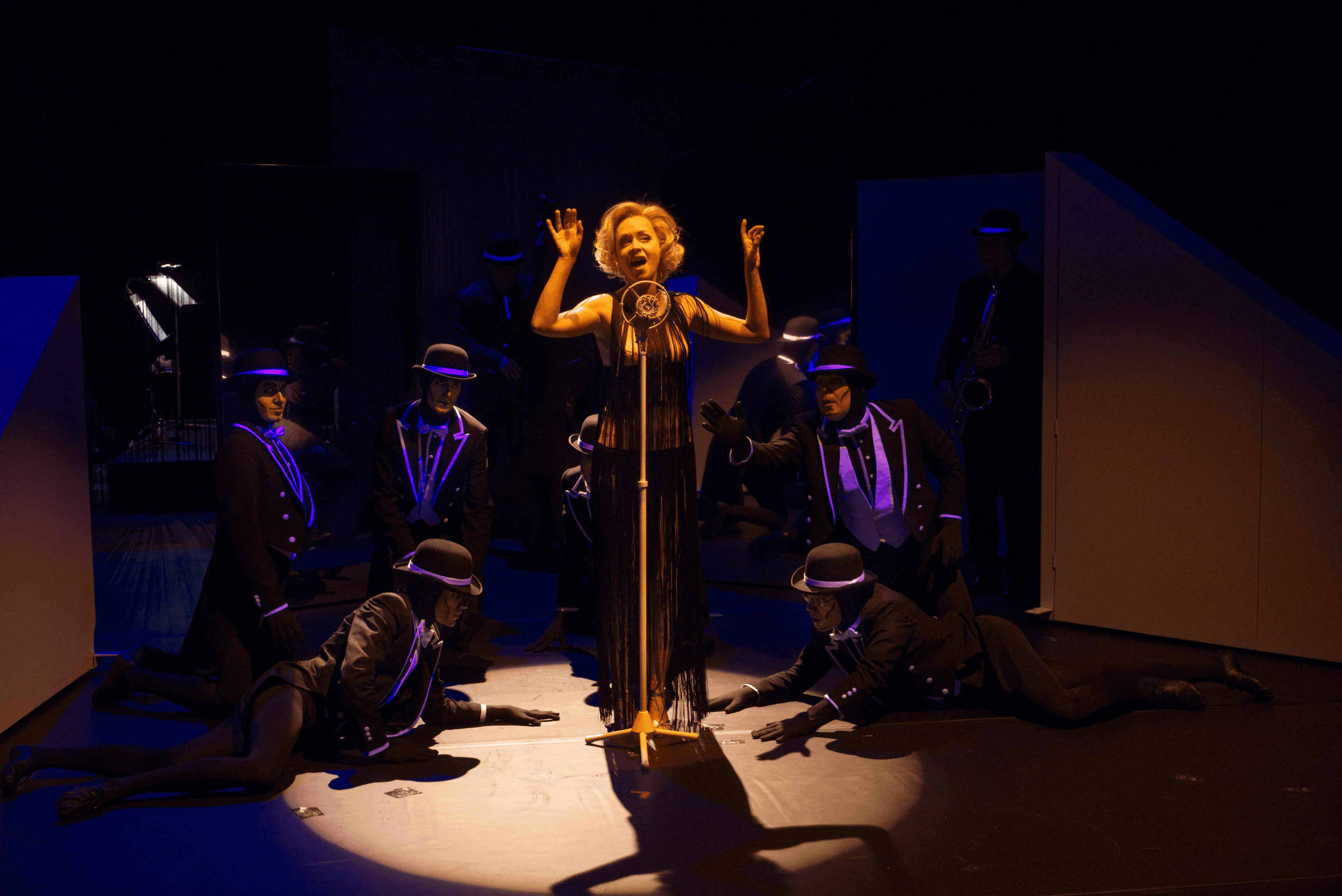 Marie Smolka (Marilyn); Timo Verse, Chadi Yakoub, Nils Hollendieck und Lukas Eder (The Tritones); Statisterie | Foto: Astrid Karger Nils Hollendieck und Lukas Eder (The Tritones); Statisterie